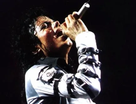 Ο Michael Jackson τραγουδάει σε συναυλία κρατώντας το μικρόφωνο.