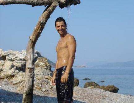 Ανάβει τα αίματα ο Σάκης στο twitter!