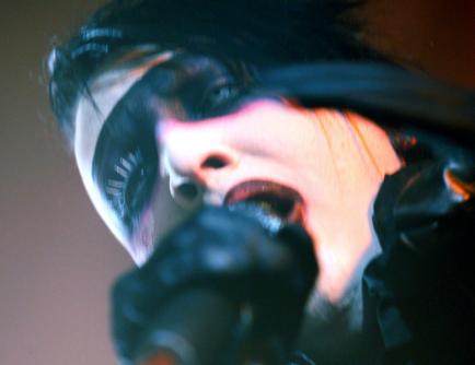 O Marilyn Manson έχει τη γρίπη!