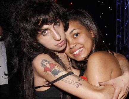 Amy Winehouse: νονά… να σου πετύχει!