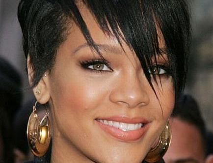 Η Rihanna χαρούμενη όσο ποτέ!