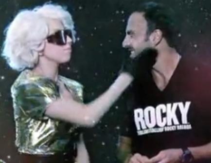 H Lady GaGa χαστουκίζει το Νίκο Αλιάγα!