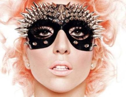 H Lady GaGa δέχεται ανθοδέσμη…