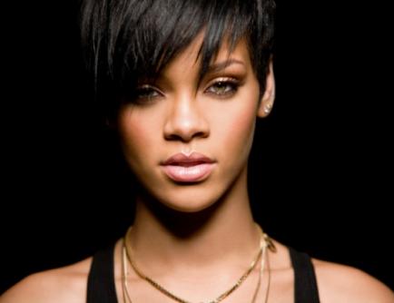 Η Rihanna ετοιμάζει βιβλίο!