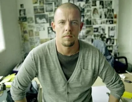 Alexander McQueen σε εσωτερικό χώρο