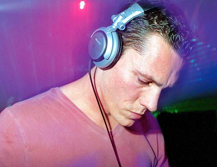 O Tiesto ΔΕΝ είναι νεκρός
