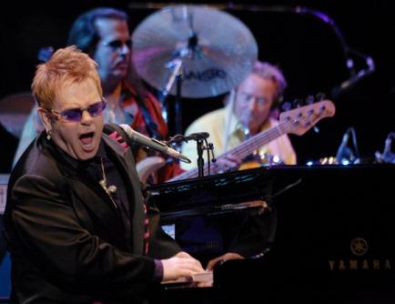 Εγκαταλείπει την pop ο Elton John