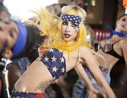 Η Lady Gaga με ξανθά μαλλιά και ρούχα με την αμερικανική σημαία.