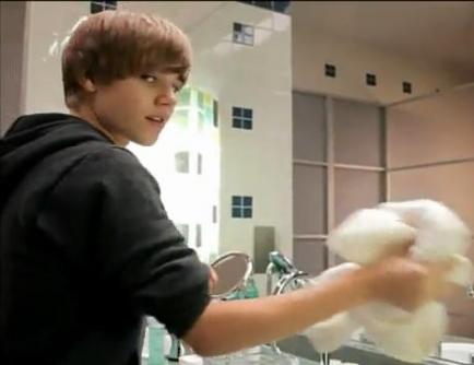 O Justin Bieber σε διαφήμιση για… σπυράκια