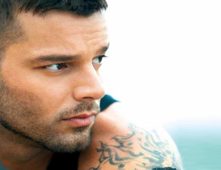 O Ricky Martin εκδίδει την αυτοβιογραφία του