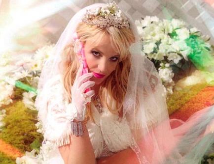 H Britney ντύθηκε νυφούλα!