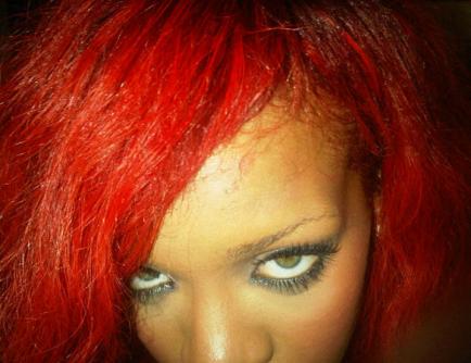 H Rihanna έκαψε τα μαλλιά της!