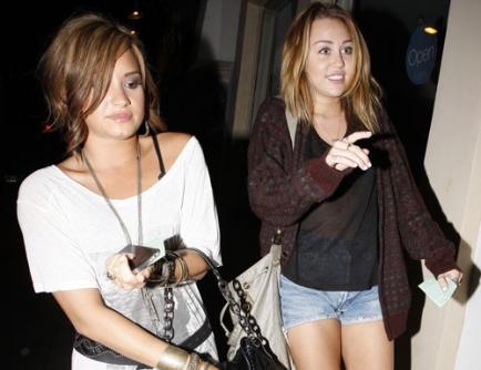 H Miley Cyrus τα βάζει με τους paparazzi