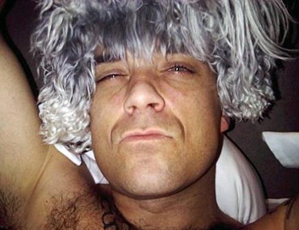 Ο Robbie βάζει τα σκυλιά του… περούκα!