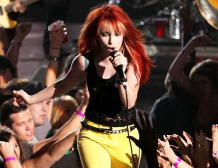 Θαυμαστής φιλάει την τραγουδίστρια των Paramore χωρίς την άδειά της!