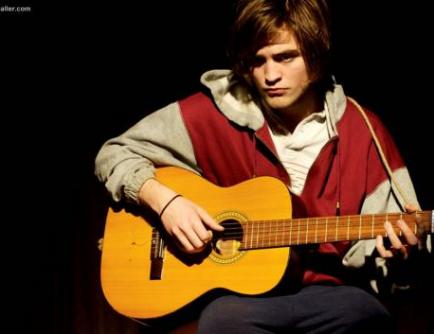 O Robert Pattinson ηχογραφεί το debut album του