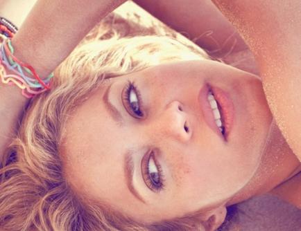 LISTEN: Shakira – Islands
