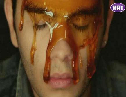VIDEO: Μέλιsses – Επικίνδυνα Φιλιά