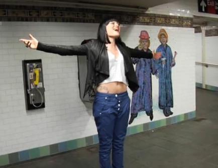 H Jessie J τραγουδάει στο μετρό