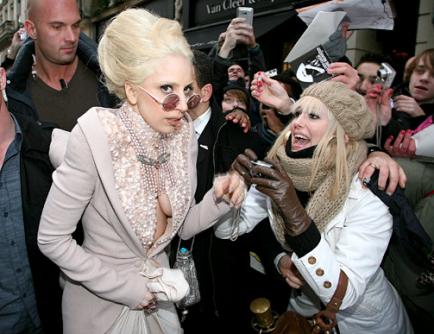 H Gaga… στην πασαρέλα