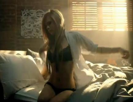 VIDEO: Avril Lavigne – What The Hell