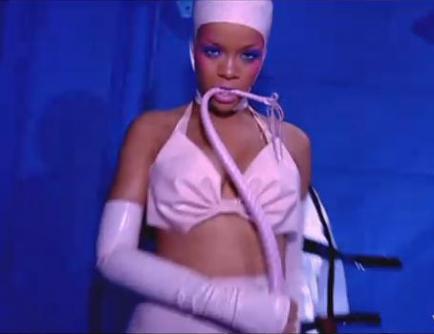 VIDEO: Rihanna – S&M