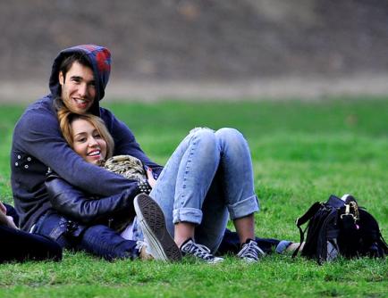 Τι παίζει ανάμεσα στη Miley Cyrus και τον συμπρωταγωνιστή της;