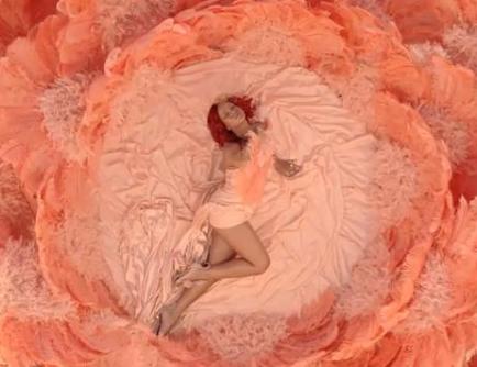 H διαφήμιση της Rihanna για το άρωμά της Reb’l Fleur