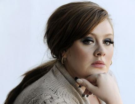 H Adele κατακτά το ρεκόρ των Beatles στα UK charts