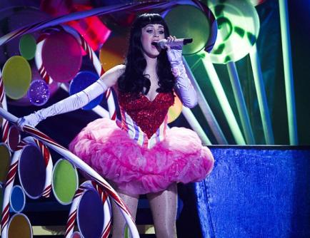 H Katy Perry εύχεται χρόνια πολλά στη Rihanna στο πρώτο live της περιοδείας της