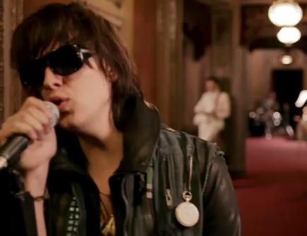 VIDEO: The Strokes – Under Cover Of Darkness