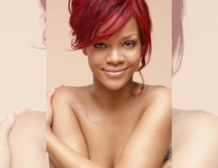 Η Rihanna ποζάρει γυμνή για διαφήμιση