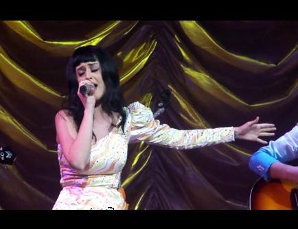 H Katy Perry τραγουδάει το ‘Born This Way’