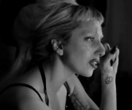 Γιατί κλαίει η Lady Gaga;