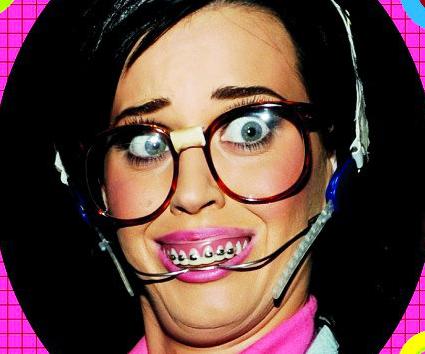 H Katy Perry με γυαλιά και σιδεράκια!