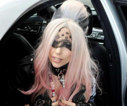 H Lady Gaga παρουσιάζει το “Born This Way” online