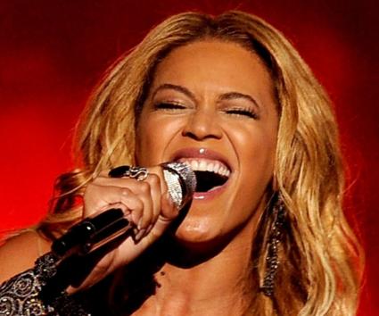 H Beyonce παρουσιάζει live το τραγούδι 1+1 στον τελικό του American Idol
