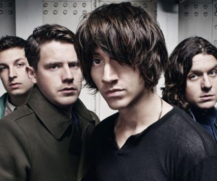 Οι Arctic Monkeys σπρώχνουν την Lady Gaga από την κορυφή