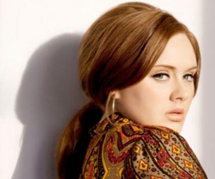 H Adele κάνει μαθήματα φωνητικής