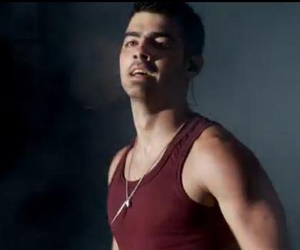 Backstage video από την πρώτη solo συναυλία του Joe Jonas