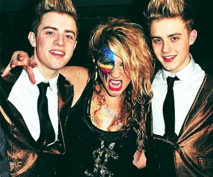 Τι σχέση έχει η Ke$ha με τους Jedward;
