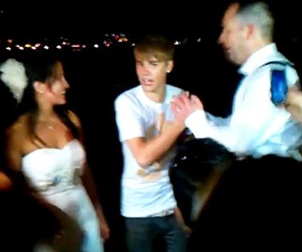 O Justin Bieber σκάει σε γάμο, απρόσκλητος!