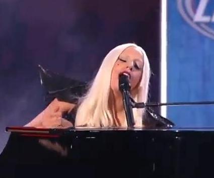 H Lady Gaga ερμηνεύει live το νέο της single