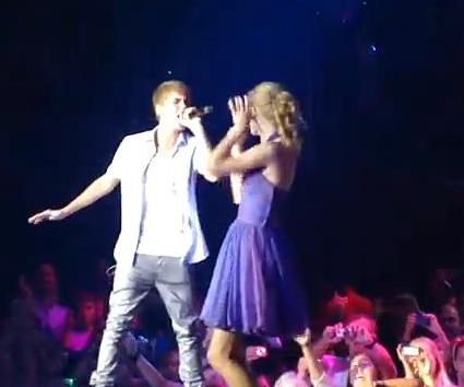 O Justin Bieber και η Taylor Swift τραγουδούν μαζί το Baby!