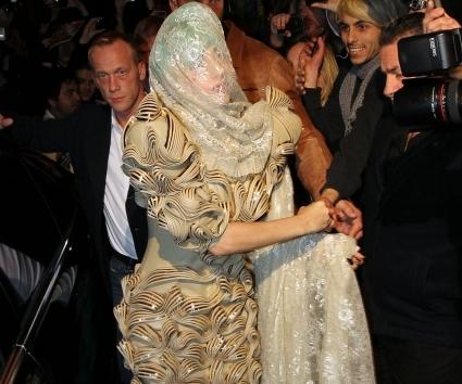 H Lady Gaga στην Αυστραλία με look… μούμια