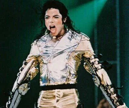 Ο Michael Jackson στη σκηνή με χρυσό και ασημί κοστούμι.