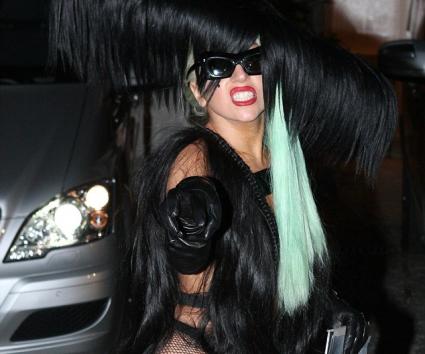 H Lady Gaga με φόρεμα… περούκα!
