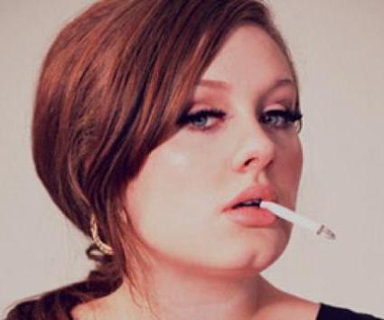 Adele: είμαι χάλια που χρειάστηκε να κόψω το τσιγάρο