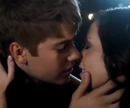VIDEO: Justin Bieber – Mistletoe