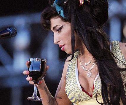 Από υπερβολική κατανάλωση αλκοόλ πέθανε η Amy Winehouse